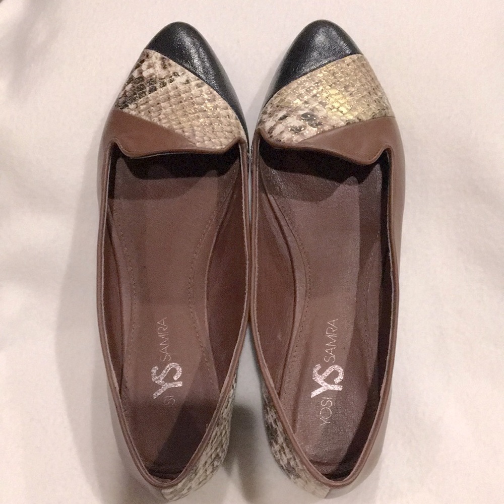Brown flats with snakeskin-look and black accents.